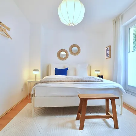 Apartment Timeless Apartment: Free Parking + Balcony *