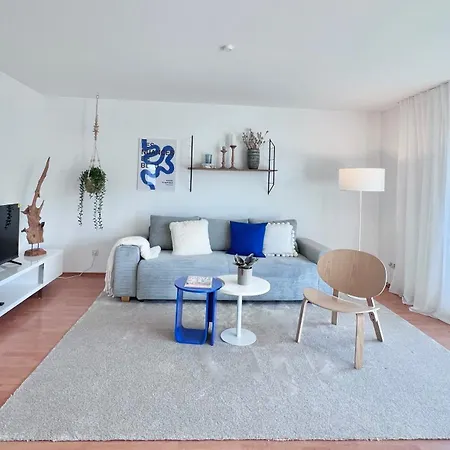 Apartment Timeless Apartment: Free Parking + Balcony