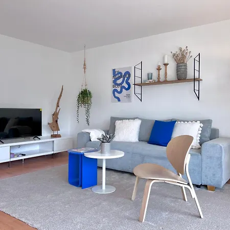 Timeless Apartment: Free Parking + Balcony Lägenhet