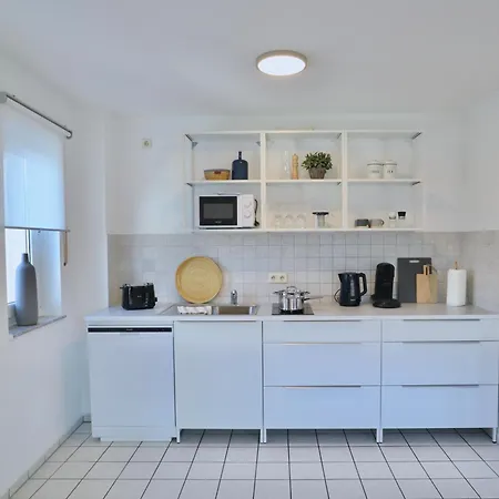 Apartment Timeless Apartment: Free Parking + Balcony