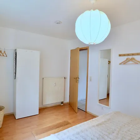 Timeless Apartment: Free Parking + Balcony Apartament