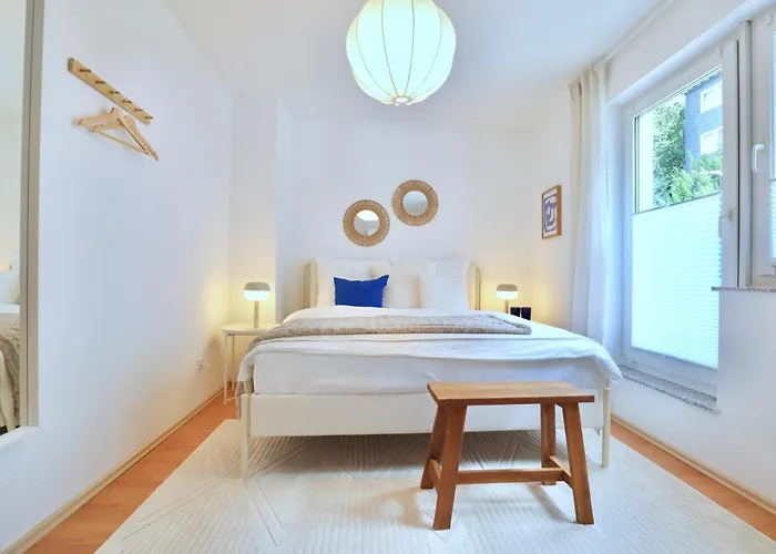 Lejlighed Timeless Apartment: Free Parking + Balcony *