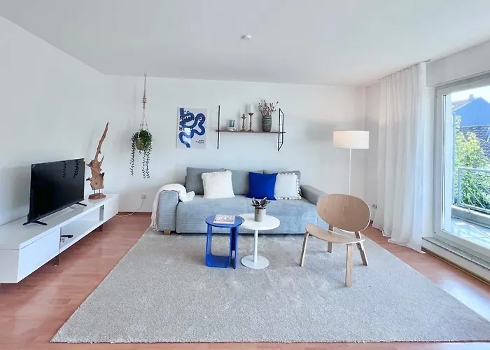 Lägenhet Timeless Apartment: Free Parking + Balcony