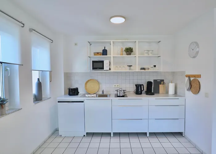 Lägenhet Timeless Apartment: Free Parking + Balcony