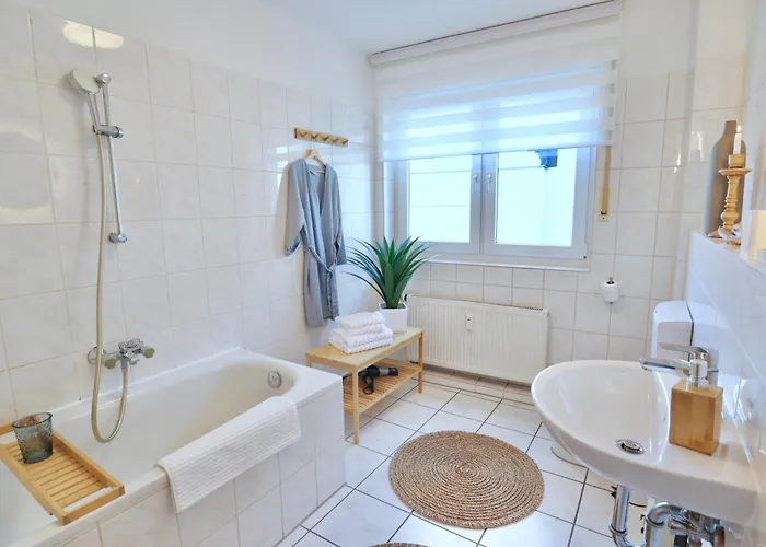 Lägenhet Timeless Apartment: Free Parking + Balcony *