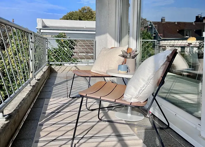 Timeless Apartment: Free Parking + Balcony Lägenhet